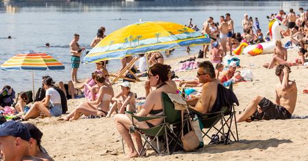 Kijów wraca do życia. Miejska plaża, ulice i bulwary pełne ludzi