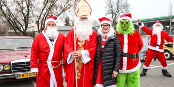 Tyczyn: Classic Cars Mielec wyruszył z prezentami do Domu Młodzieży