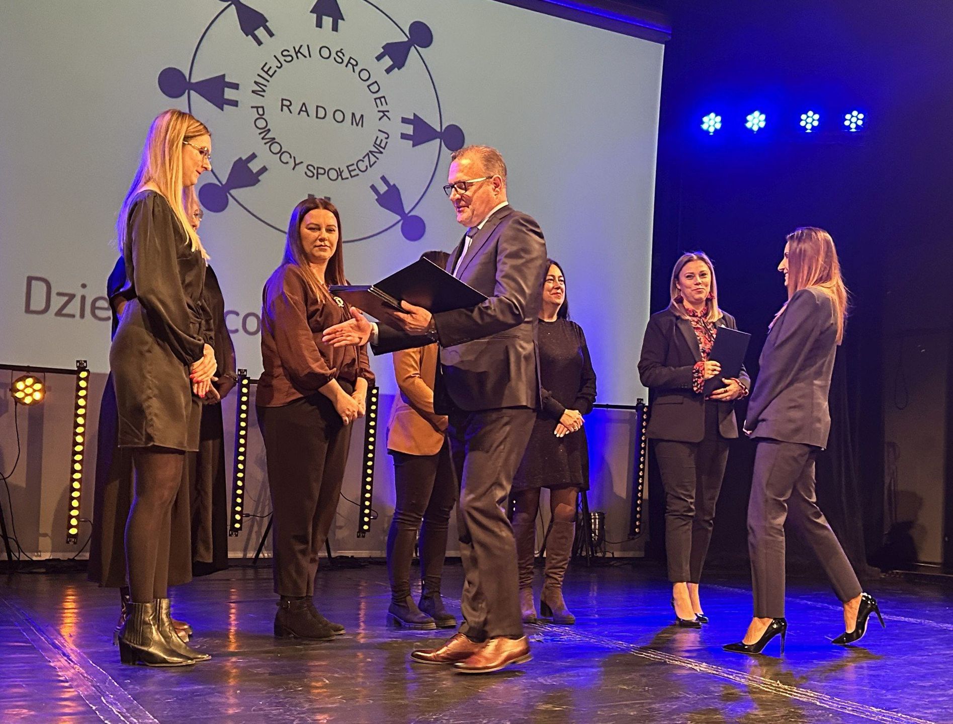 Dzień Pracownika Socjalnego w Radomiu był okazją do podziękowań i wręczenia dyplomów. 