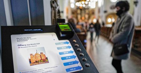 "Co łaska" kartą. Ofiaromaty w kościołach coraz popularniejsze