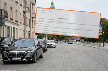 Znalazł taką kartkę za wycieraczką. Od razu zgłosił sprawę policji