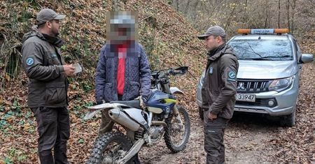 „Stop niszczeniu wąwozów”. Policja i strażnicy w akcji na terenie Kazimierza Dolnego