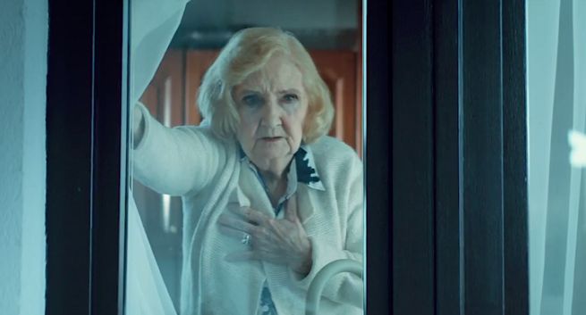 Nieostrożna staruszka zaraża się koronwirusem w rządowym spocie „#MaskujSię” (wideo)