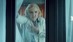 Nieostrożna staruszka zaraża się koronwirusem w rządowym spocie „#MaskujSię” (wideo)