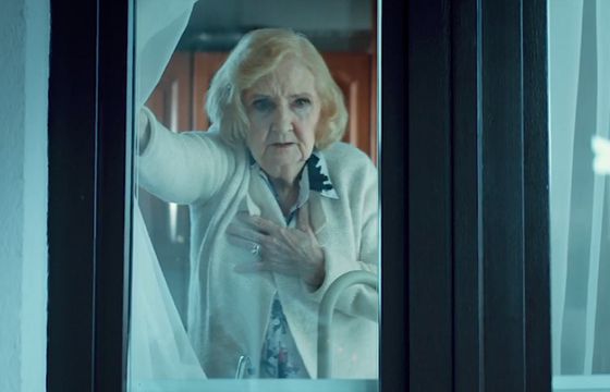 Nieostrożna staruszka zaraża się koronwirusem w rządowym spocie „#MaskujSię” (wideo)