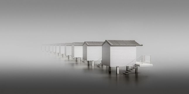 "Ten Huts" Zwycięzca w kat. Amateur Award Winner - Built Environment / Architecture, Zdjęcie to 100 sekundowa ekspozycja domków na wybrzezu Essex w Wielkiej Brytanii.