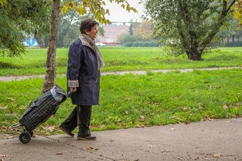 Waloryzacja może zaskoczyć seniorów. Tabela brutto-netto