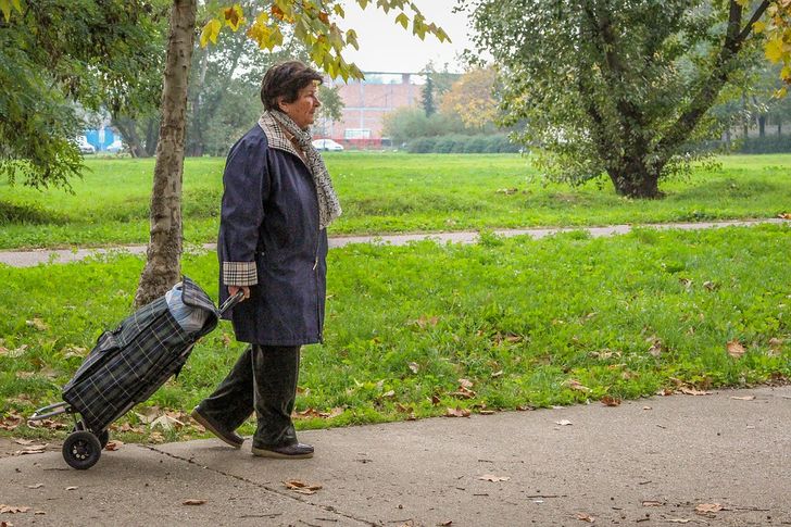 Waloryzacja może zaskoczyć seniorów. Tabela brutto-netto