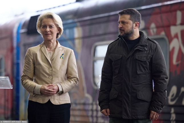 TemporaryIn this handout photograph taken and released by Ukrainian Presidential Press Service on November 4, 2023, EU Commission President Ursula von der Leyen (L) and Ukraine's President Volodymyr Zelensky (R) attend a ceremony to mark Railway Worker's Day at the railway station in Kyiv. (Photo by Handout / UKRAINIAN PRESIDENTIAL PRESS SERVICE / AFP) / RESTRICTED TO EDITORIAL USE - MANDATORY CREDIT "AFP PHOTO /  Ukrainian Presidential Press Service" - NO MARKETING NO ADVERTISING CAMPAIGNS - DISTRIBUTED AS A SERVICE TO CLIENTSHANDOUT