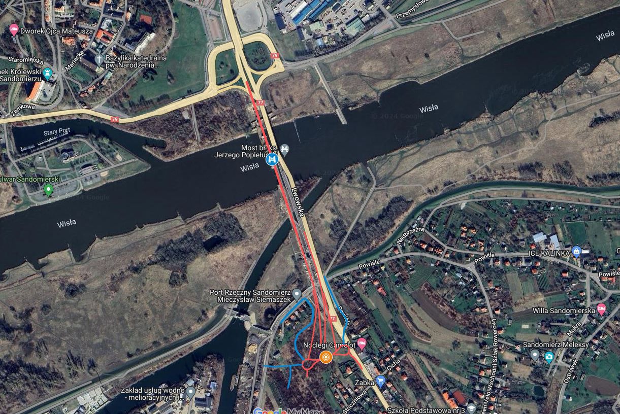 Budowany most w Sandomierzu z przyszłym węzłem (na czerwono i niebiesko)