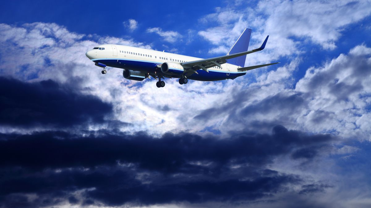 samolot pasażerski, chmury, niebieski, duży, energia, horyzont, kokpit, kolorowy, burzowe chmury, burza, lot, lotnictwo, lotniska, maszyna, niebo, odrzutowiec, ogromny, panika, podróż, powietrze, pusty, samolot, samolotem, samoloty, sceniczny, silnik, sylwetka, technologia, transport, turbina, turbulencje, turysta, ucieczka, wakacje, widok, wycieczka, wypadek, wysoko