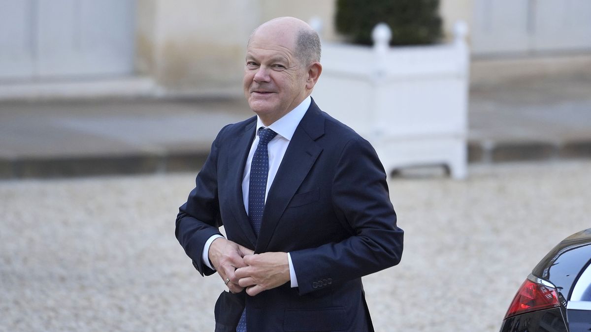 PARIS, FRANCE - FEBRUARY 17: German Chancellor Olaf Scholz arrives at Elysee Palace on February 17, 2025 in Paris, France. As the USA and Russia convene talks in Saudi Arabia hoping to bring to an end the Russia/Ukraine war, President Macron invites European leaders to a summit to discuss security spending and the part they can play in the future of Ukraine. The UK Prime Minister has said he is prepared to commit troops on the ground in Ukraine as part of a peacekeeping force, as has the CDU party defence spokesperson in Germany. (Photo by Remon Haazen/Getty Images)