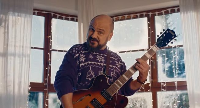 EssenceMediacom broni obsługi mediowej Play