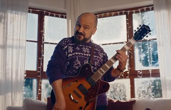 EssenceMediacom broni obsługi mediowej Play