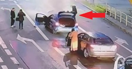 Auto zaczęło się palić. Policjant ruszył na pomoc