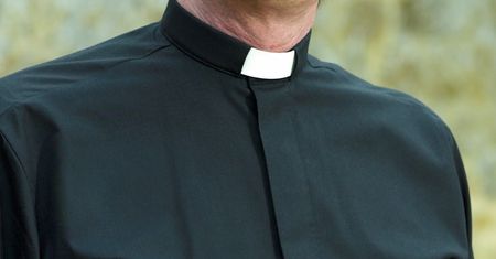 Ksiądz miał molestować mężatkę. Jest decyzja biskupa ws. Pawła F.
