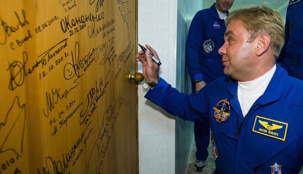 Astronauci przed lotem w kosmos podpisują się na drzwiach swoich sypialni w kazachskim hotelu