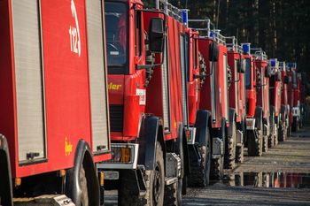 Ogromny pożar hali we Włocławku. Ewakuowano szpital z powodu gęstego, toksycznego dymu!