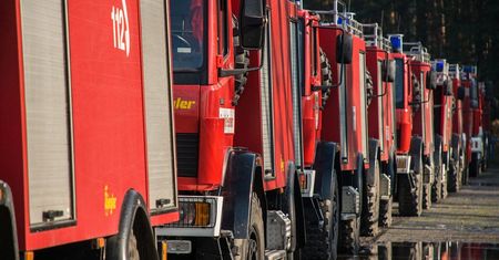Ogromny pożar hali we Włocławku. Ewakuowano szpital z powodu gęstego, toksycznego dymu!