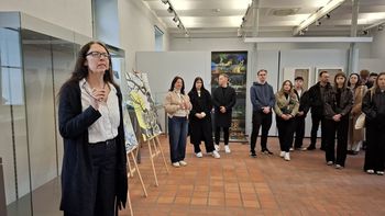 Sztuka wśród ruin – studenci i wykładowcy WSH z Wrocławia prezentują wystawy w pałacu w Goszczu w ramach Nocy Muzeów