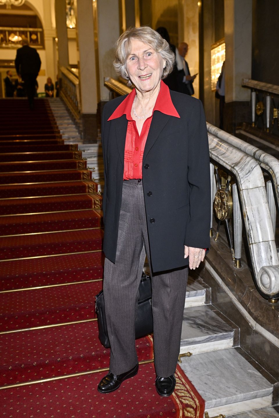 scena z: Irena Santor, SK:, , fot. Kurnikowski/AKPAGala International Opera Awards, International Opera Awards, listopad 2023, marynarka damska, marynarka czarna, buty damskie, buty czarne, spodnie damskie, spodnie szare, koszula damska, koszula czerwona, kobieta, sylwetka, Irena Santor