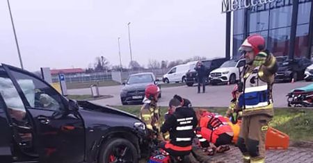 Dramatyczny wypadek. Jeden z samochodów dachował. Trwa akcja ratunkowa