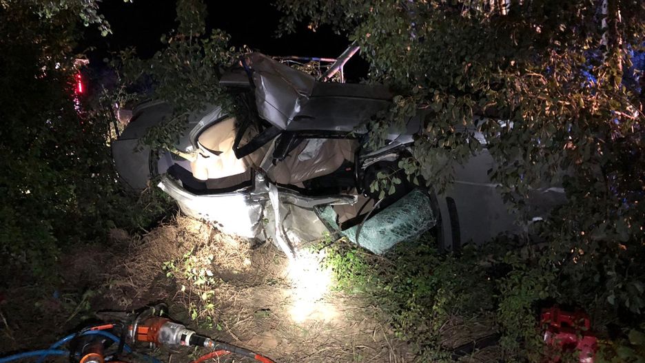 BMW wjechało w drzewo. Pięć młodych osób w szpitalu