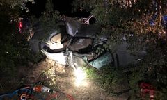BMW wjechało w drzewo. Pięć młodych osób w szpitalu