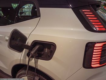 "Doskonała adaptacja". Polska światowym potentatem w produkcji baterii do "elektryków"