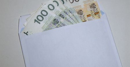 Dostałeś kopertę "do ręki"? Lepiej przeczytaj. Skarbówka już czeka