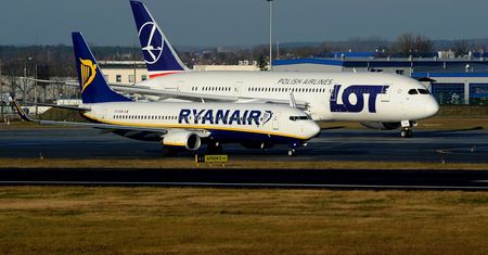 Ryanair może włożyć kij w szprychy LOT-u. "Gotówka wysypuje się z kieszeni"