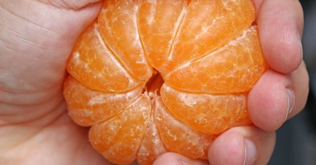Chroni przed rakiem i obniża cholesterol. Nie wyrzucaj, gdy obierasz owoce