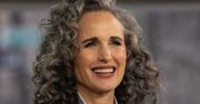 Andie MacDowell zachwyca w różowym garniturze. To model od polskiej projektantki