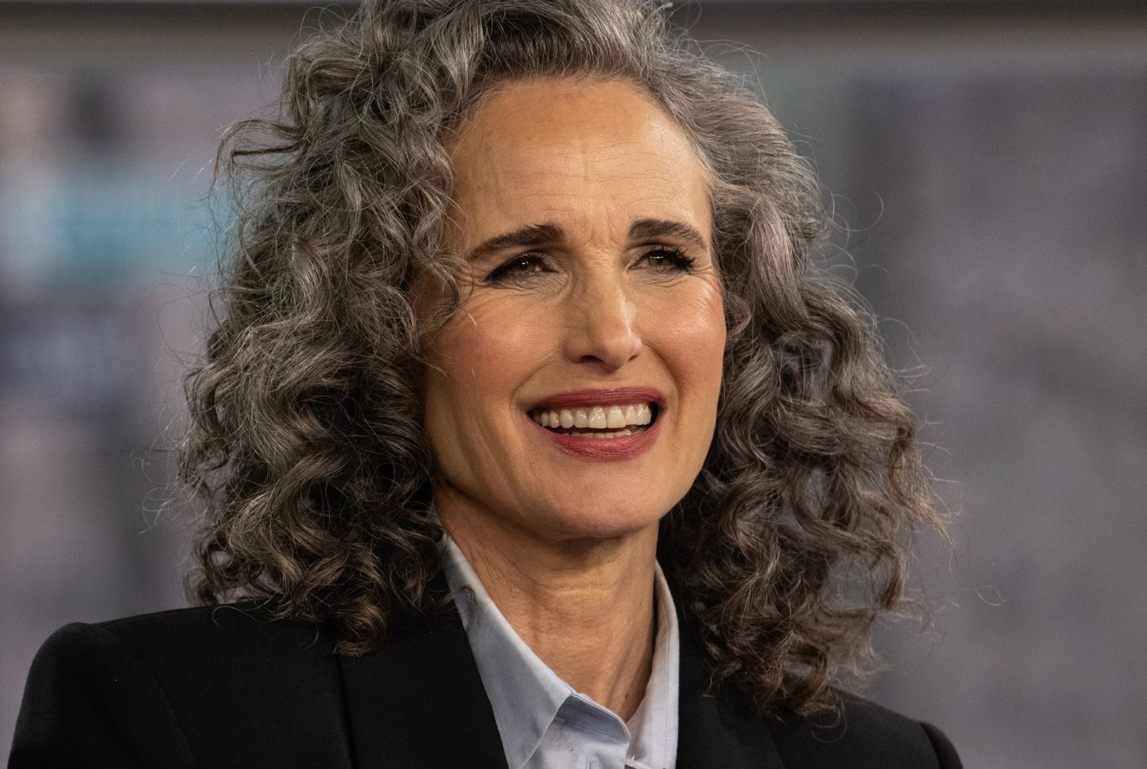 Andie MacDowell zachwyca w różowym garniturze. To model od polskiej projektantki