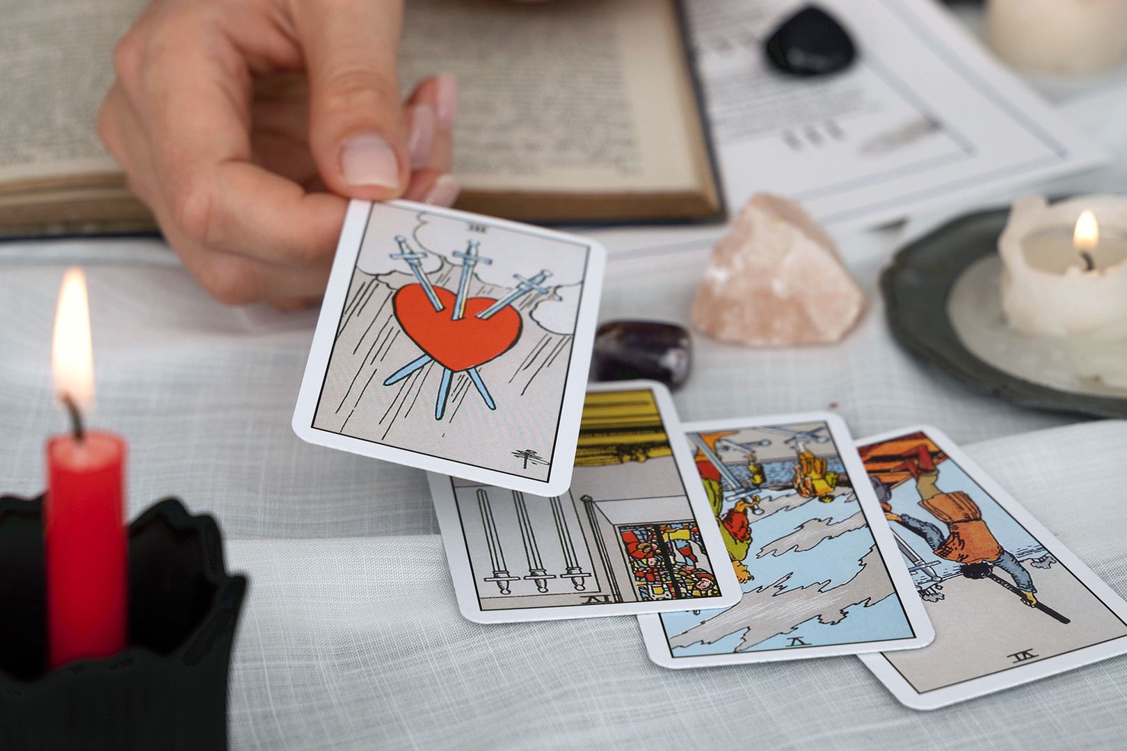 Miłosne Arkana: Jak Tarot może wzmocnić twój związek