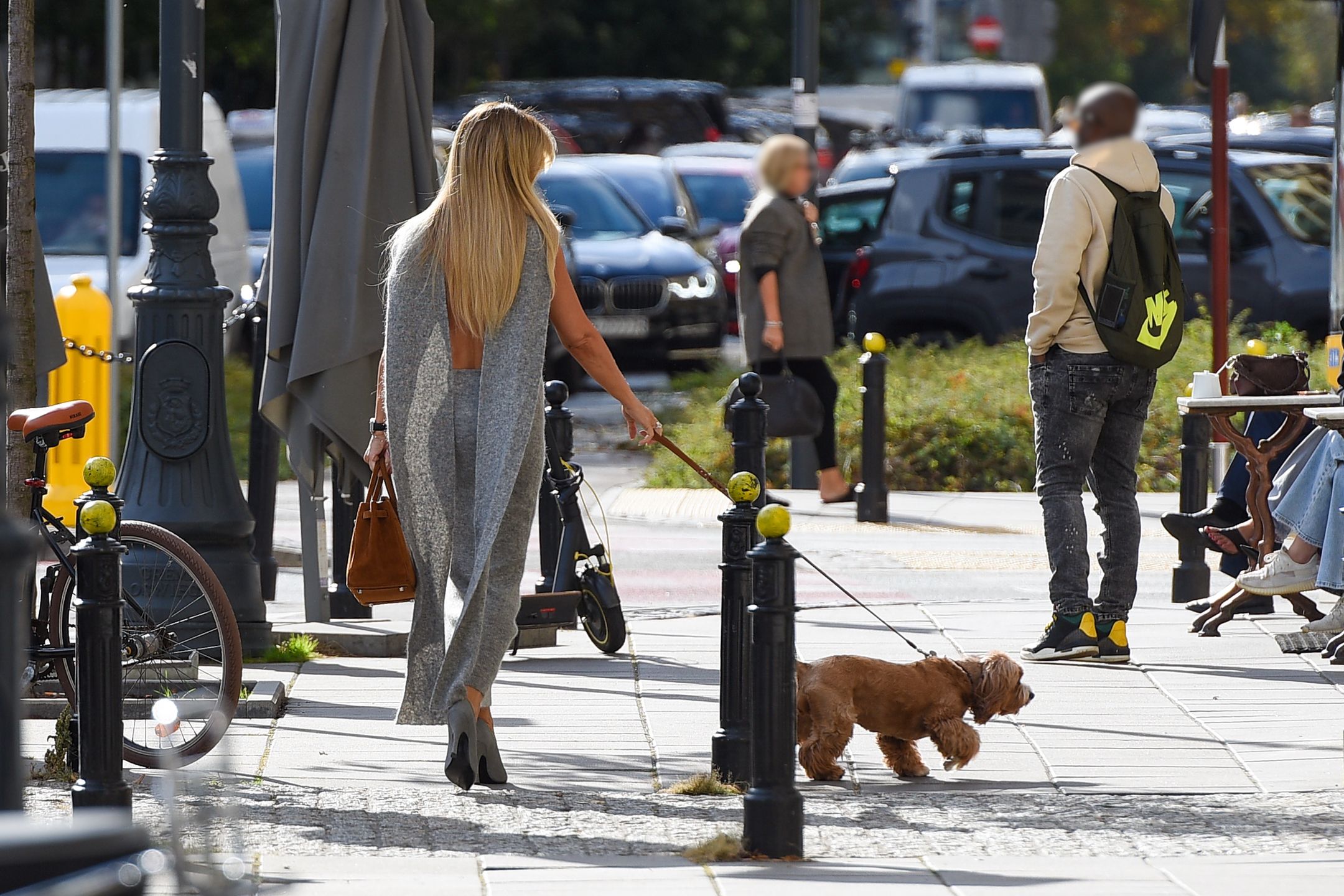 Joanna Przetakiewicz na spacerze z psem