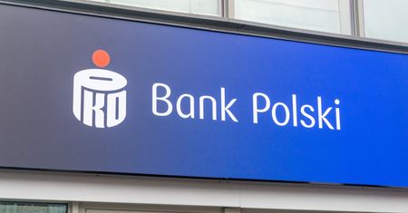 PKO BP ostrzega przed oszustami. "Twoje środki zostaną przekazane do rezerw NBP"