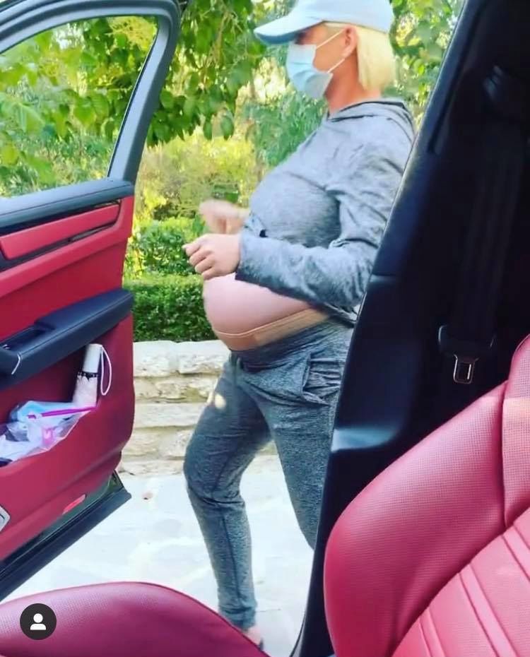 Ciężarna Katy Perry tańczy obok poruszającego się pojazdu