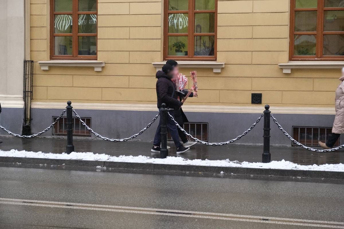 Oszuści wręczali przechodniom róże, za które następnie kazali płacić