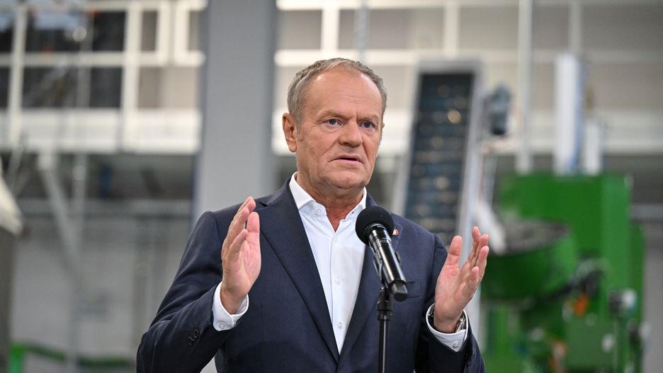 Skarżysko Kamienna, 13.06.2025. Premier Donald Tusk podczas konferencji prasowej nt. otwarcia hali produkcyjnej zakładów Mesko S.A. w Skarżysku-Kamiennej, 13 bm. Budowa hali była jednym z etapów inwestycji "Projekt 400". (sko) PAP/Piotr Polak