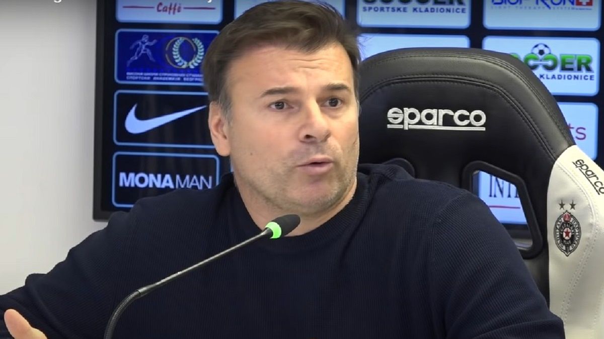 Aleksandar Stanojević w czasie konferencji prasowej