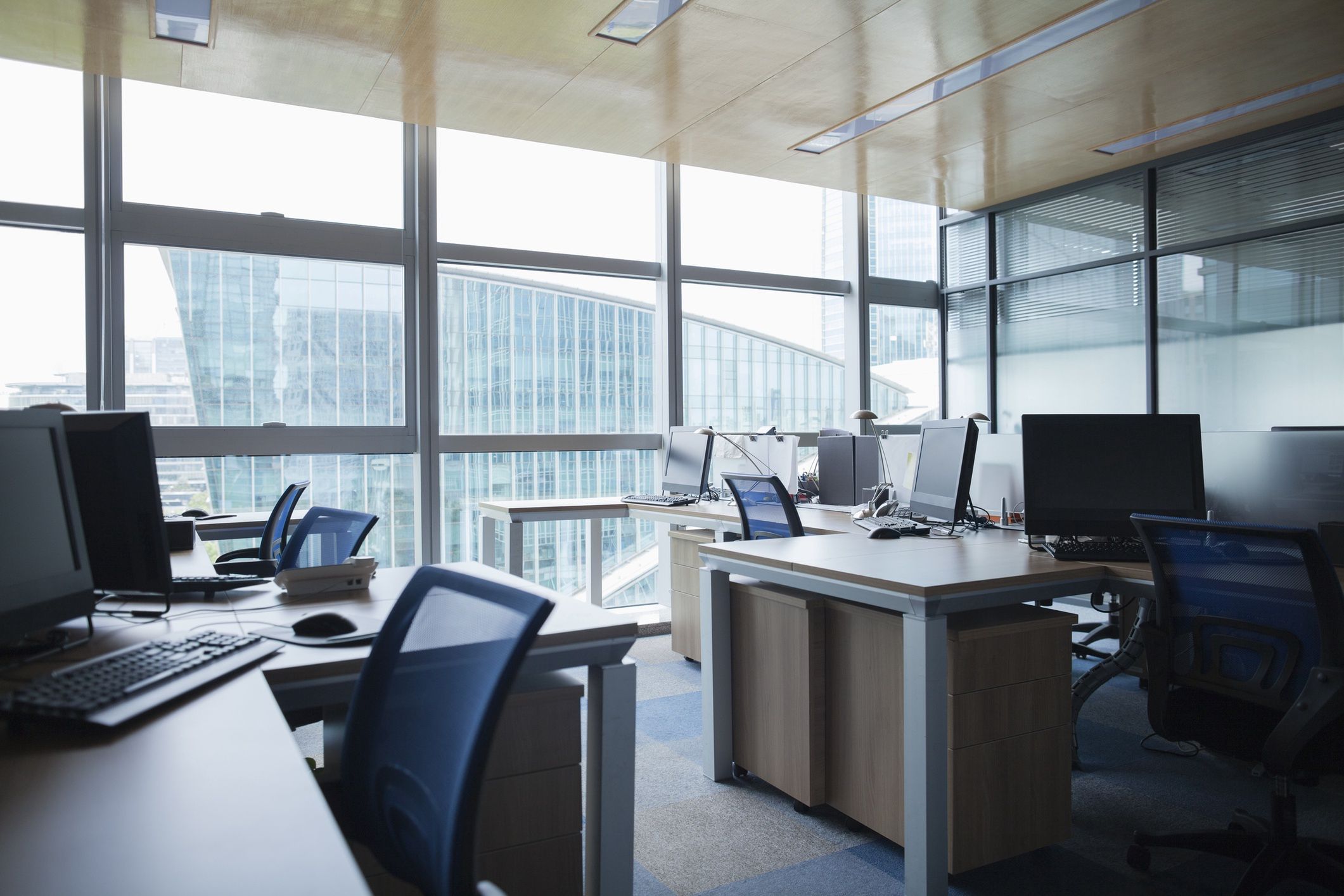 Ergonomia pracy to zapewnienie pracownikom odpowiednich warunków przy stanowisku pracy.