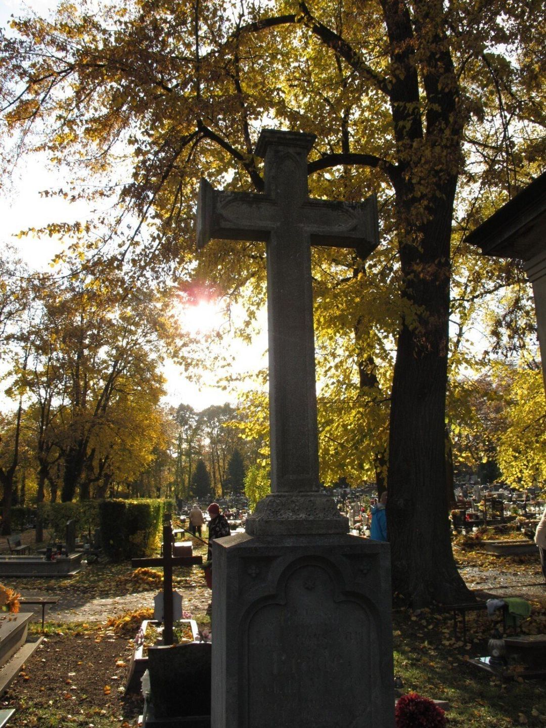 Wszystkich Świętych 2025 w Wałbrzychu. Zmiana organizacji ruchu w rejonie cmentarzy