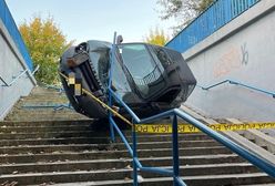 33-latka nie zapanowała nad autem. Land rover w przejściu podziemnym w Olkuszu