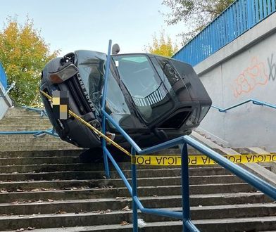 33-latka nie zapanowała nad autem. Land rover w przejściu podziemnym w Olkuszu
