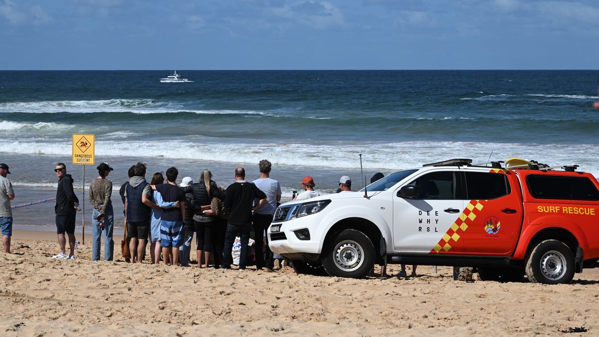 Family and friends gather at the scene of a fatal shark attack at Long Reef Beach, Dee Why, Sydney, Australia, 06 September 2025. A man died after being attacked by a large shark on Sydney's northern beaches. EPA/DEAN LEWINS AUSTRALIA AND NEW ZEALAND OUT Dostawca: PAP/EPA.