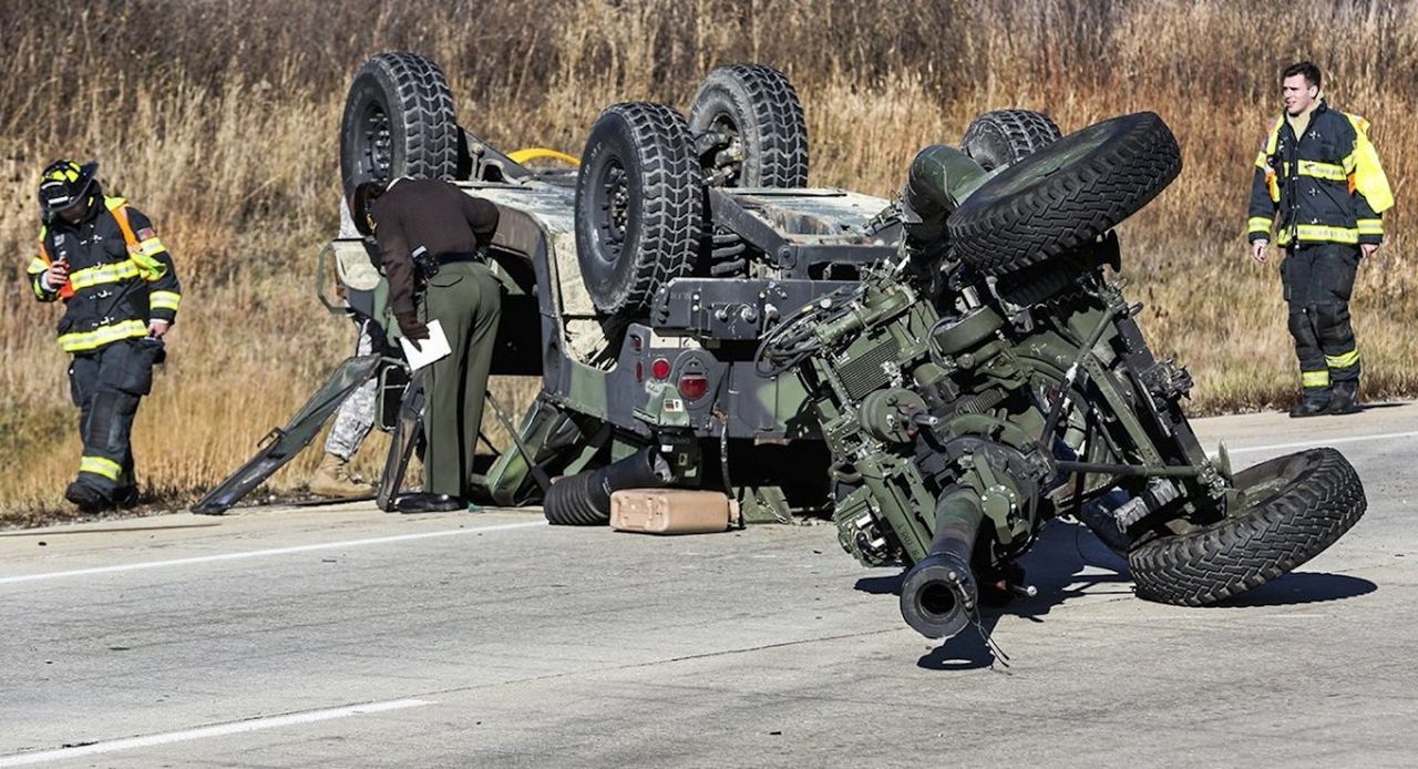 Humvee po dachowaniu - zdjęcie ilustracyjne