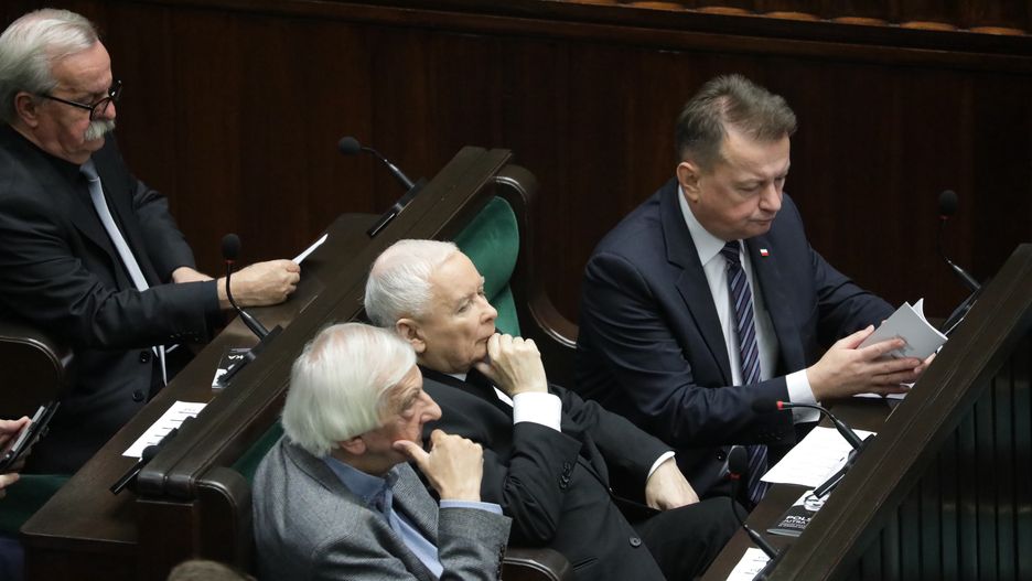Jaros�aw Kaczy�ski, Mariusz B�aszczak, Ryszard Terlecki
Warszawa, 18.10.2024. Prezes PiS Jaros�aw Kaczy�ski (C) oraz pos�owie PiS Mariusz B�aszczak (P) i Ryszard Terlecki (3P) na sali plenarnej Sejmu w Warszawie, 18 bm. Sejm przyj�� przez aklamacj� uchwa�� upami�tniaj�c� b�. ks. Jerzego Popie�uszk�. (amb) PAP/Tomasz Gzell
Tomasz Gzell
obrad, plenarna, polityk polityka, posiedzenie, pos�owie, sala posiedze�, sejm, 10, 10., dokument, kadencja, kadencji, sala plenarna, X