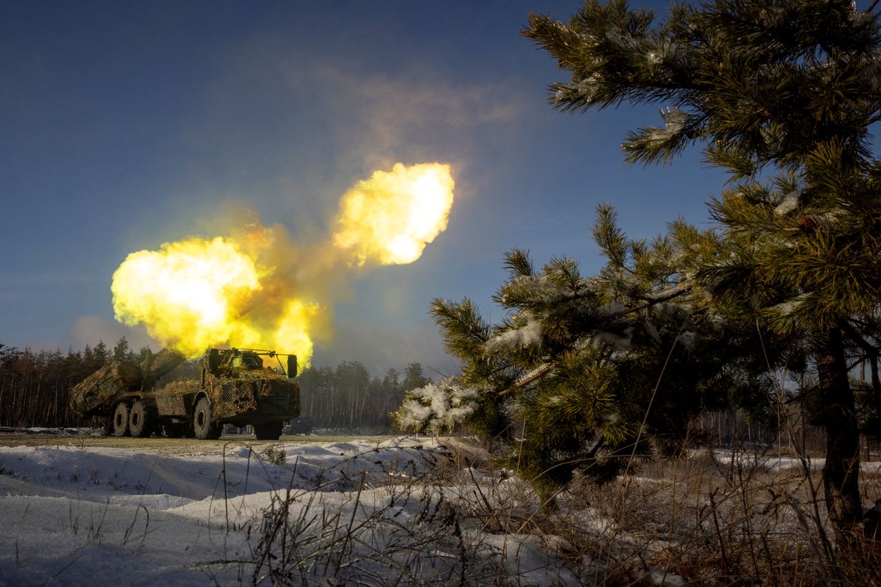 Ukrainian howitzer in action