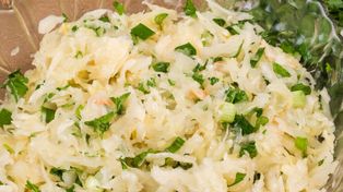 Nie dolewaj oleju do kiszonej kapusty. Często tak robiłam, ale babcia udowodniła, że to błąd